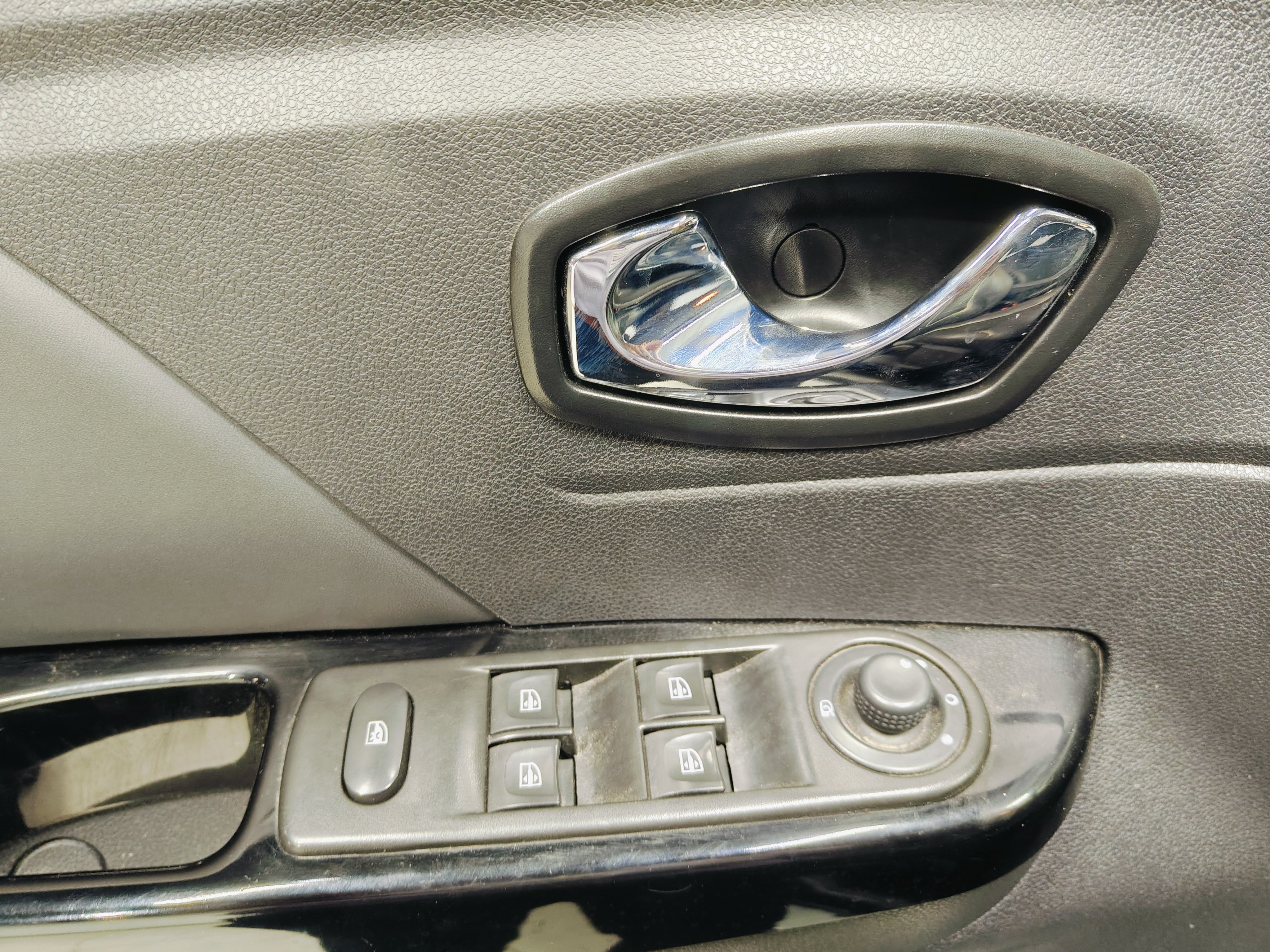 2018 Renault Captur ICONIC L4 2.0L 133 CP 5 PUERTAS AUT PIEL BA AA