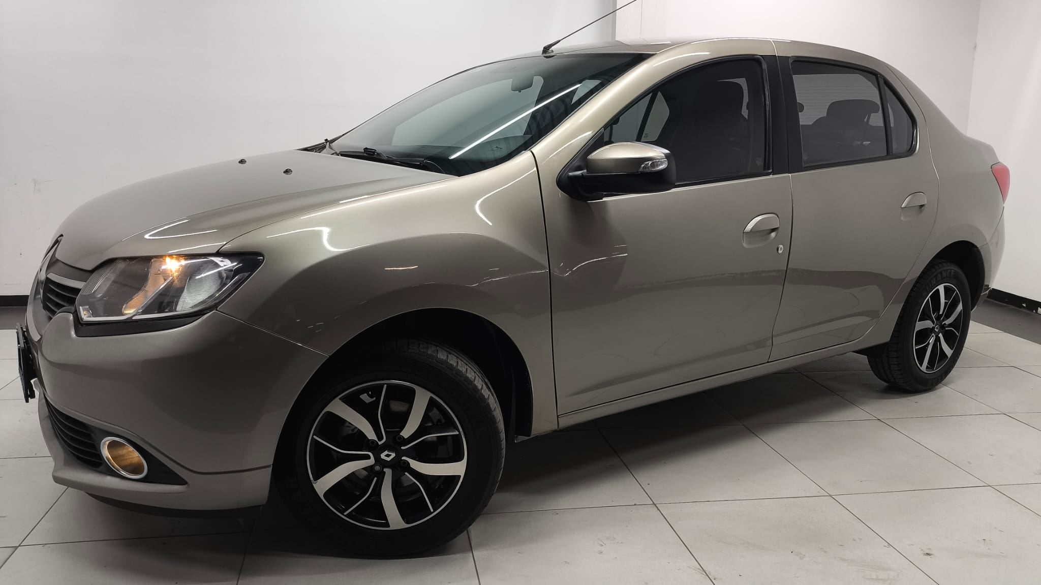 2019 Renault Logan INTENS L4 1.6L 100 CP 4 PUERTAS AUT BA AA