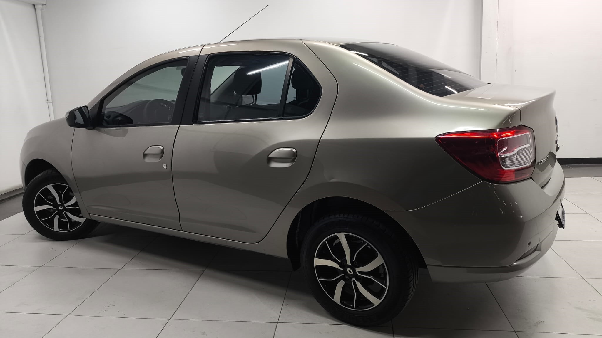 2019 Renault Logan INTENS L4 1.6L 100 CP 4 PUERTAS AUT BA AA