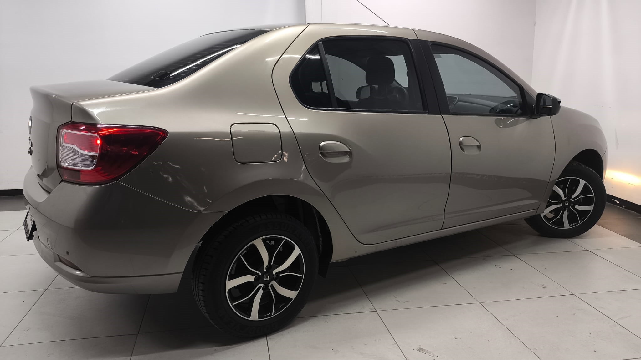 2019 Renault Logan INTENS L4 1.6L 100 CP 4 PUERTAS AUT BA AA