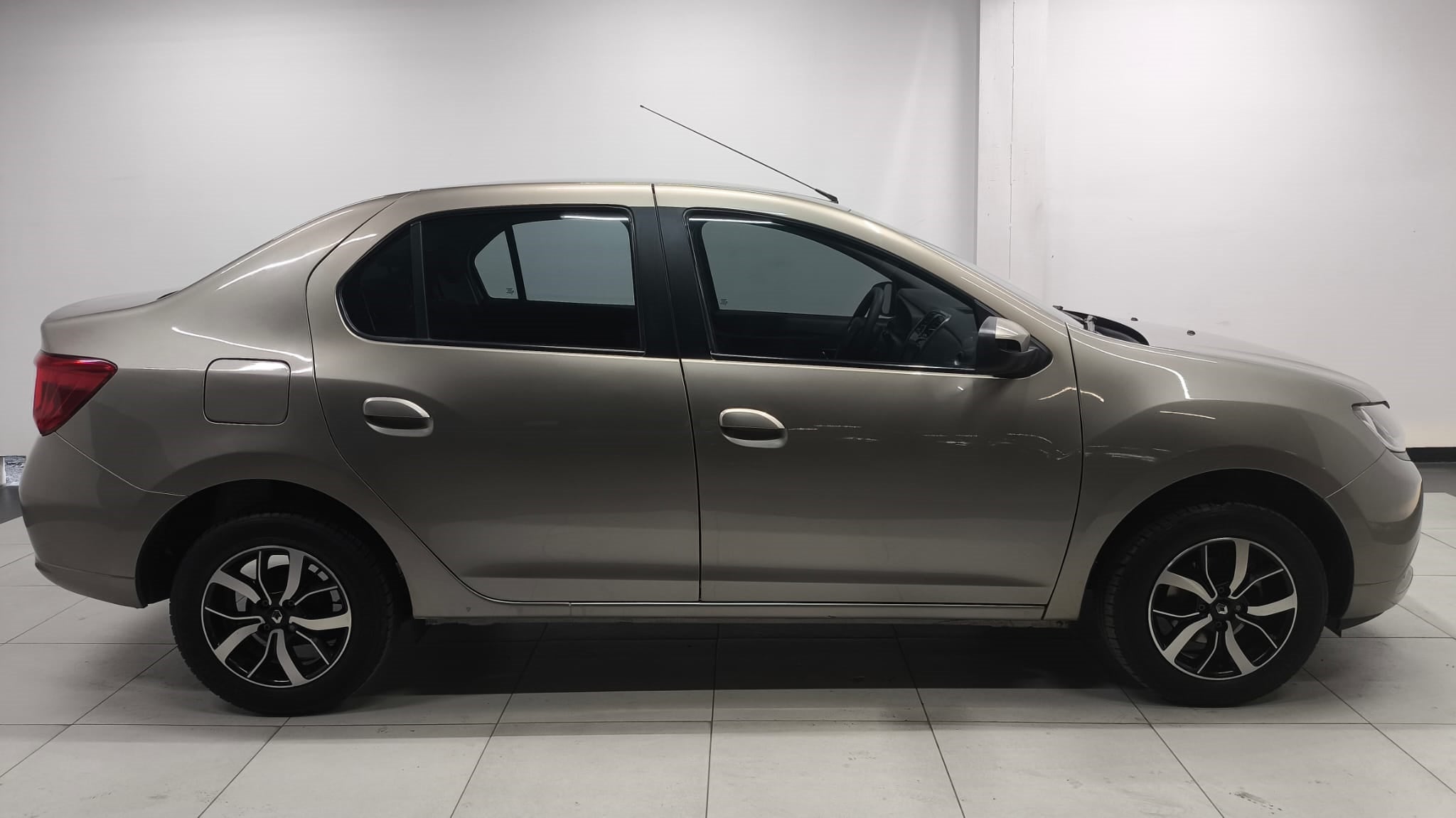 2019 Renault Logan INTENS L4 1.6L 100 CP 4 PUERTAS AUT BA AA