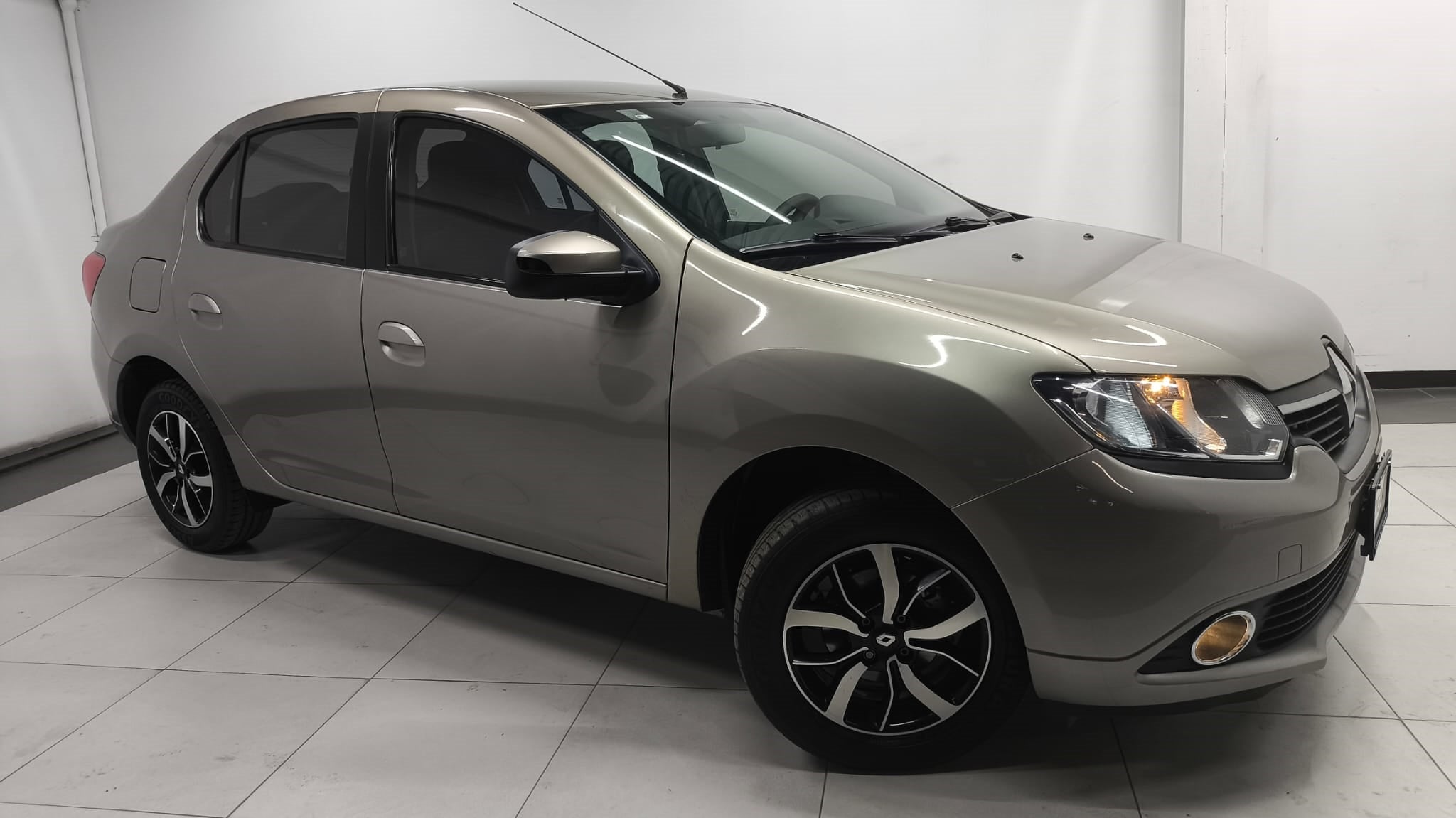 2019 Renault Logan INTENS L4 1.6L 100 CP 4 PUERTAS AUT BA AA
