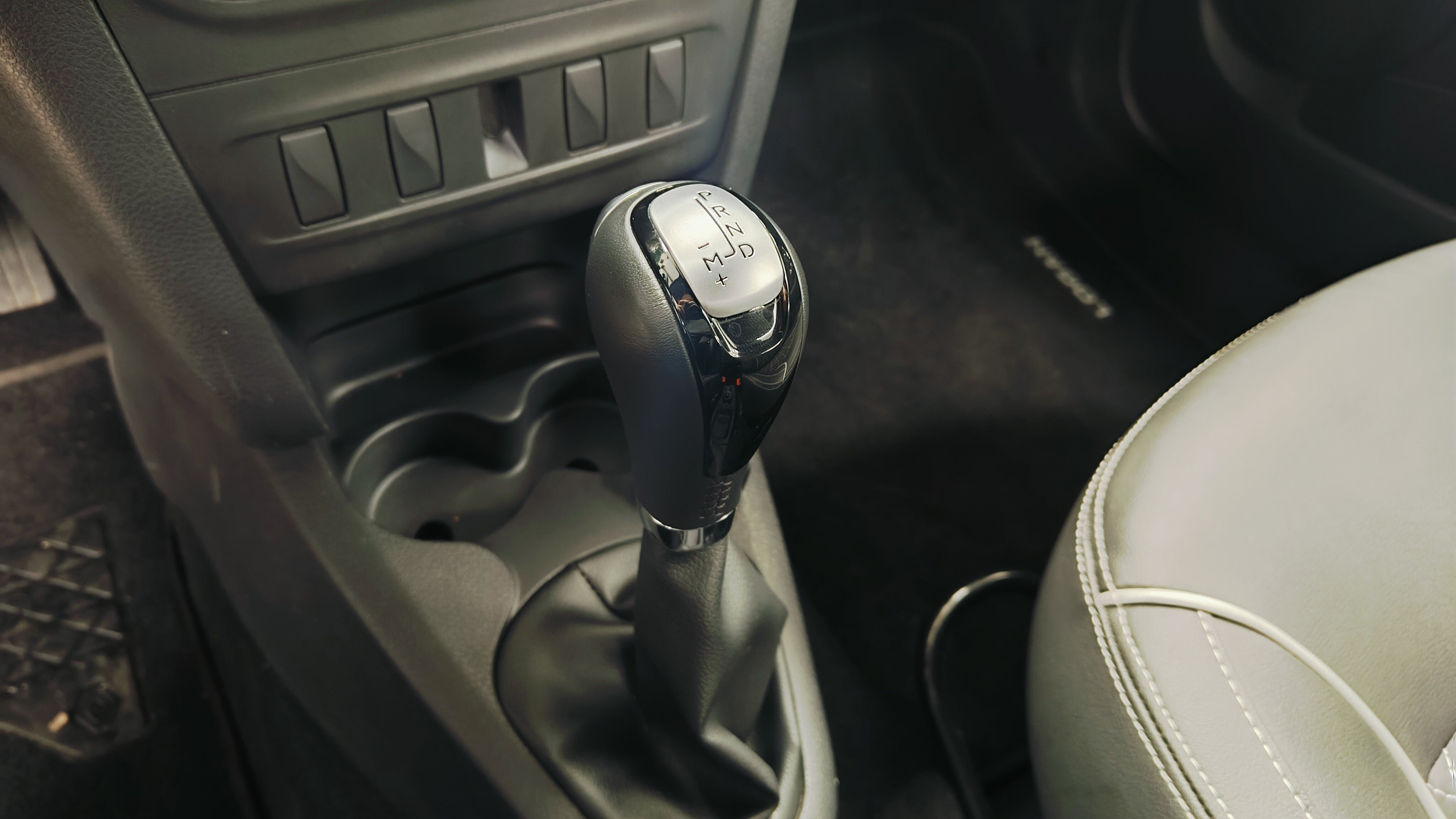 2024 Renault Logan INTENS L4 1.6L 115 CP 4 PUERTAS AUT PIEL