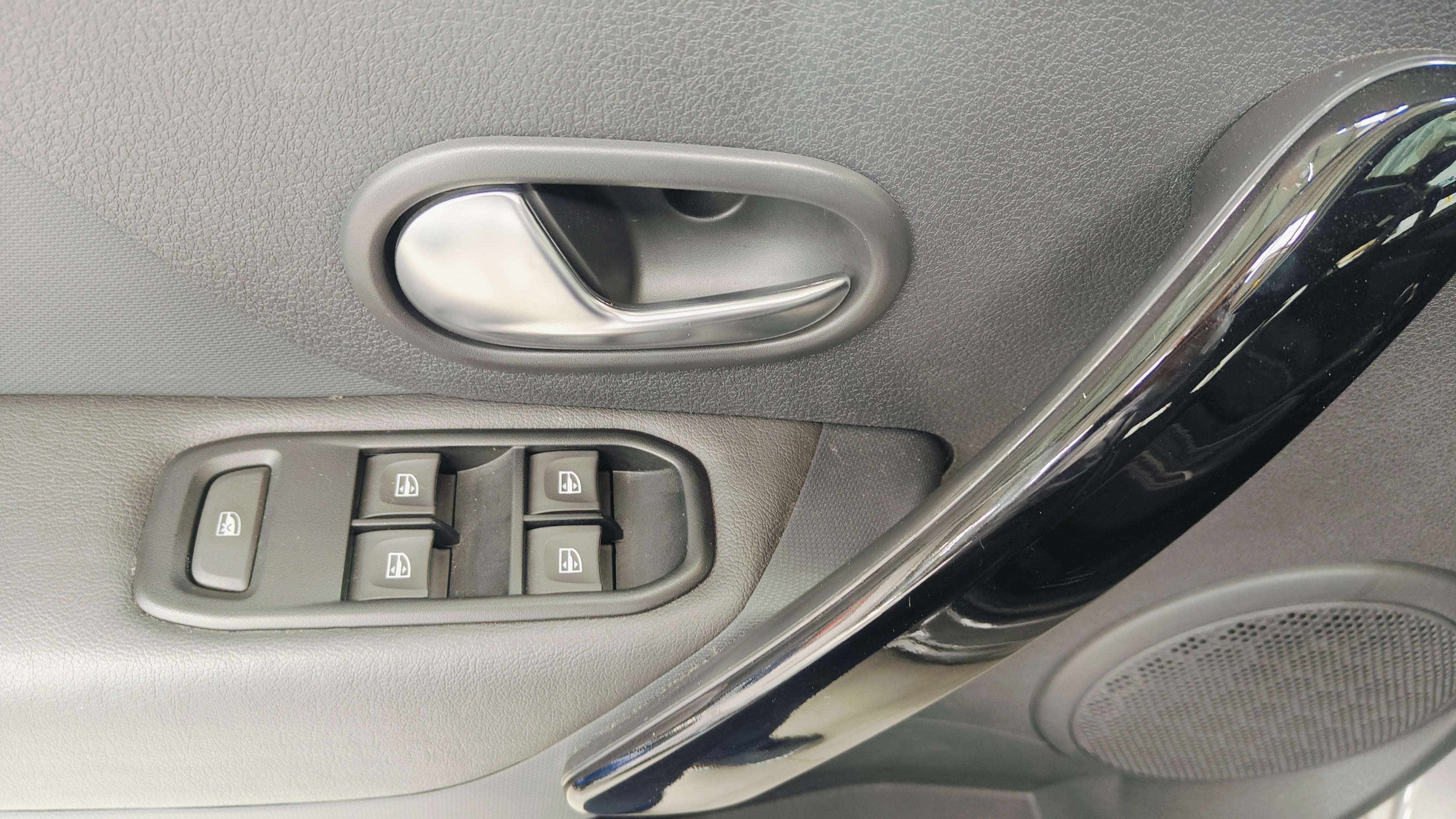 2024 Renault Logan INTENS L4 1.6L 115 CP 4 PUERTAS AUT PIEL